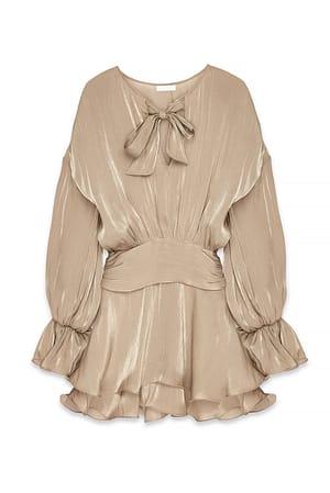 Beige Minikleid mit Rüschen und Rüschen an der Taille