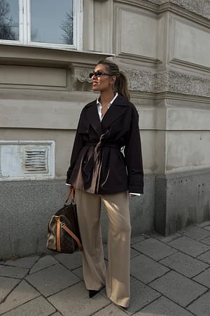 Brown Kurzer Trenchcoat mit Gürtel