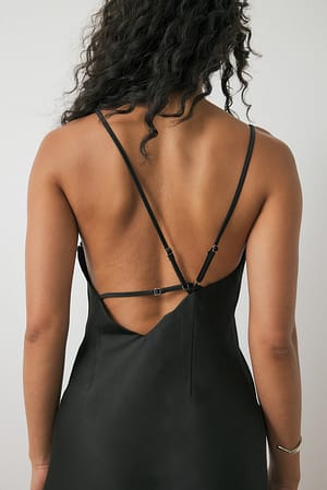 Black Robe mi-longue en satin asymétrique au dos