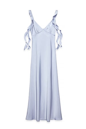 Light Blue Maxikjole i sateng med volanger på skuldrene