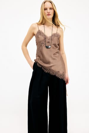 Brown Singlet med blonder og volangkant