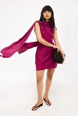 Fuchsia Pink Minikjole i sateng med skaldetaljer