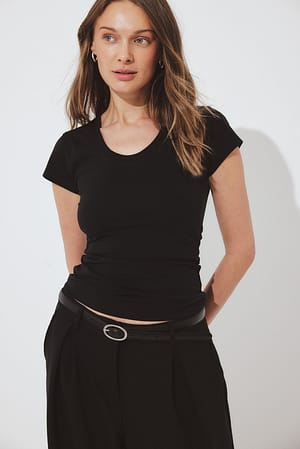 Black T-Shirt mit Rundhalsausschnitt