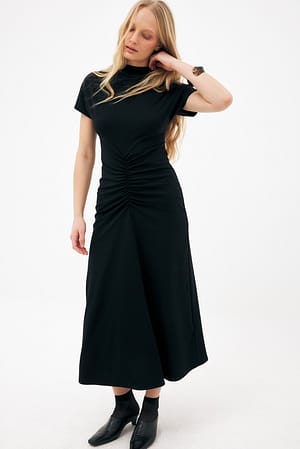 Black T-Shirt-Kleid mit Raffung