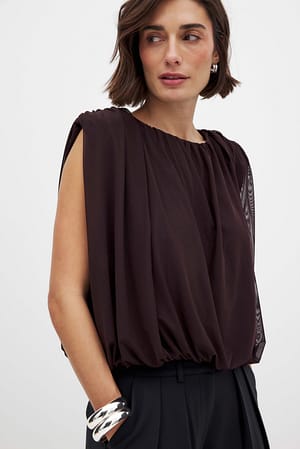 Brown Mesh-Oberteil mit markanter Schulter