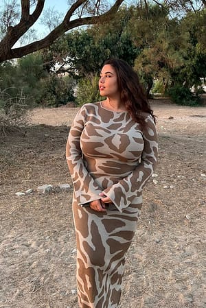 Taupe Maxi-Strickkleid mit weiten Ärmeln