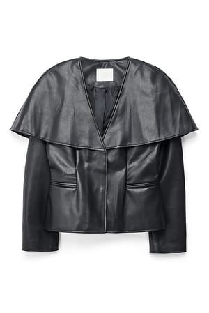 Black Kort blazer i PU med kapedetalje