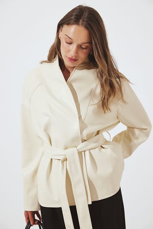 Offwhite kurze PU-Jacke mit Schnürung
