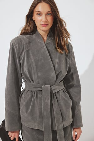 Grey kurze Jacke aus Kunst-Wildleder mit Schnürdetail