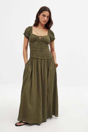 Khaki kurzärmeliges Maxikleid mit Smok-Detail