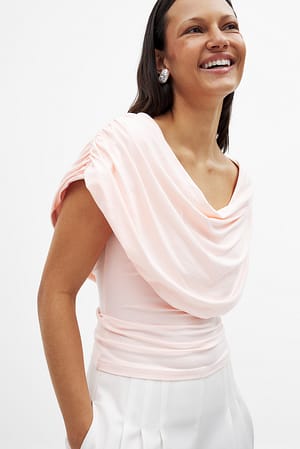 Pink Soft Line drapert topp
