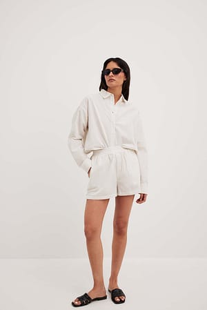 Beige/White Gestreifte Seersucker-Shorts mit elastischem Bund