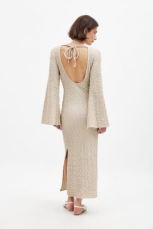 Beige strukturiertes Maxikleid mit offenem Rücken