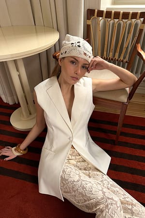 White Figursydd timeglasväst