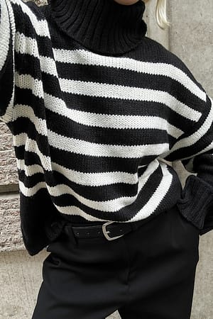 Black/White Stripe Pull col roulé en maille à rayures