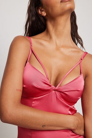 Rose Pink Robe courte à détail torsadé