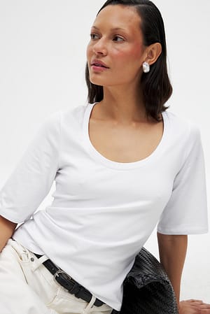 White T-Shirt mit U-Ausschnitt