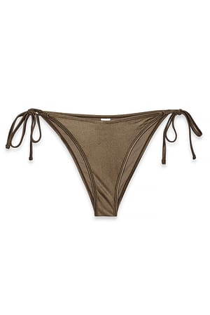 Brown Braguita con detalle de nudo y corte en V