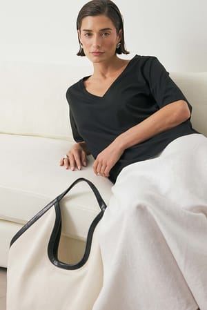Black T-Shirt mit V-Ausschnitt