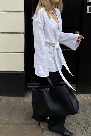 White Blouse structurée fluide avec ceinture