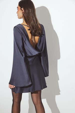 Navy Robe courte en satin à dos en cascade