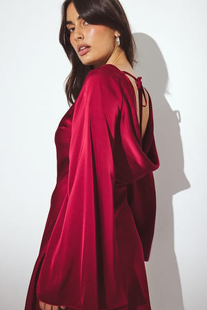 Burgundy Robe courte en satin à dos en cascade