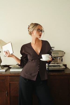 Brown Op maat gemaakte getailleerde blouse met knoopsluiting aan de voorkant