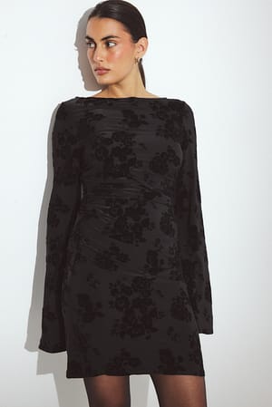 Black Minikleid mit weiten Ärmeln