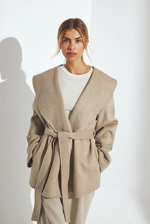 Beige Kort kappa i ullblandning med bälte