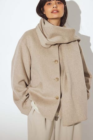 Beige Kort kappa i ullblandning med scarf-detalj