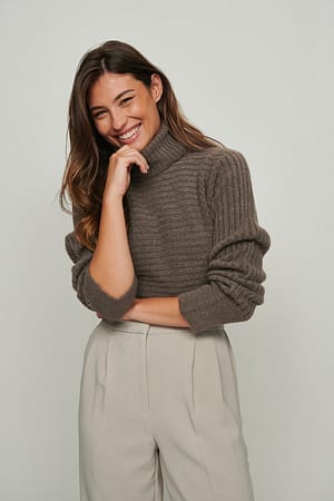 Brown Cropped gebreide sweater met hoge halslijn