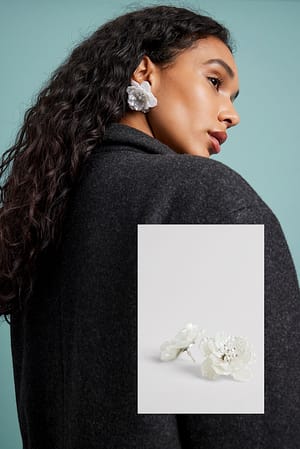 White Perlen-Blumen-Ohrringe