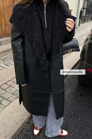 Black Bonded Mantel mit Kunstpelzdetails aus Pu