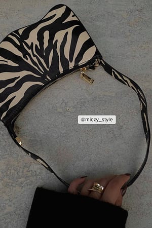 Black Zebra Baguette-Tasche mit welligem Träger