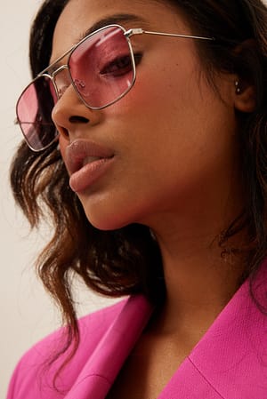 Pink Sonnenbrille mit schlichtem Metallrahmen