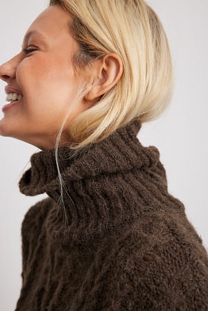 Brown Recht cropped kabelgebreide trui met hoge halslijn