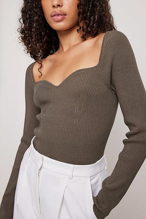 Brown Pullover mit langen Ärmeln und Brust-Detail