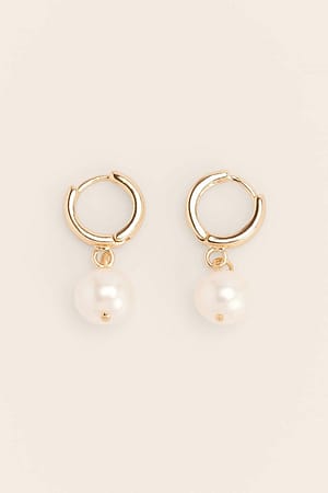 Gold/White Recyklingowane kolczyki ze zwisającymi perłami