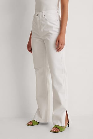 White Jeans com Corte Reto Abertura Lateral Cintura Subida