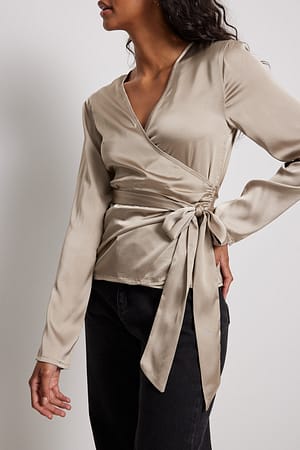 Taupe Bluse mit Overlap-Front