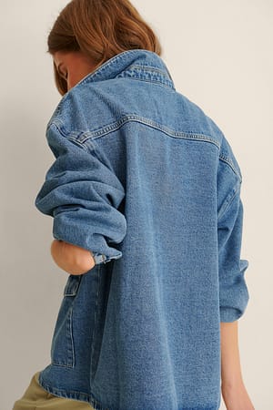Mid Blue Recycelte Jeansjacke mit Patch-Tasche