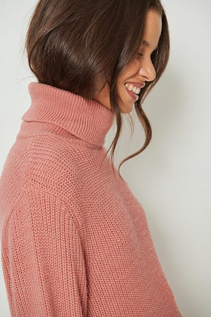 Dusty Pink Geribde sweater met ronde split en hoge halslijn