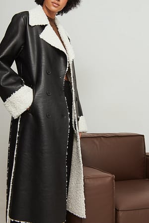 Black Płaszcz ze sztucznej skóry z detalem ze sztucznego futra