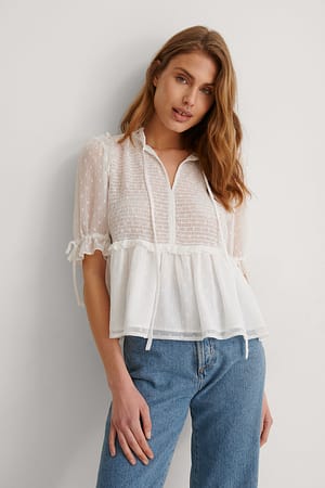 White Gerecycleerde gesmokte blouse met korte mouwen en strik