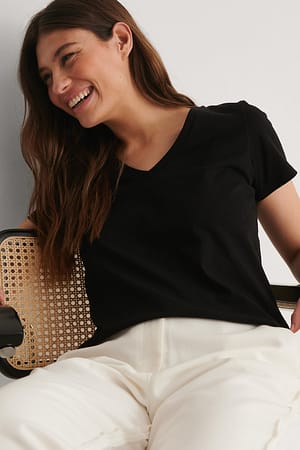 Black T-Shirt mit V-Ausschnitt aus Bio-Baumwolle