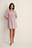 Minikleid Mit Einem Kurzem Ärmel Und Einem Fließend Material