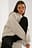 Hochgeschnittener Pullover mit Detail